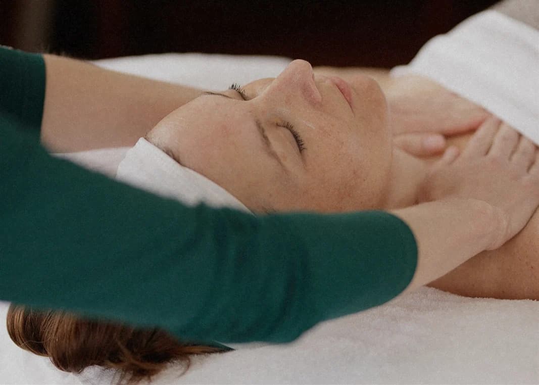 Katelyn giving a client a facial treatment