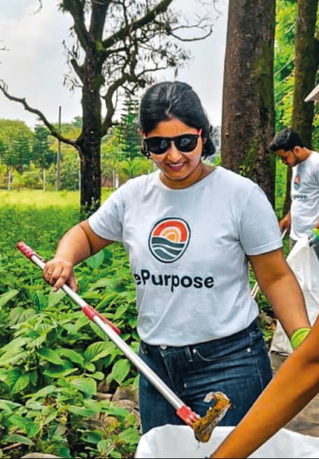 Atmosphera Affiliate cleaning up litter in a Re Purpose t-shirt